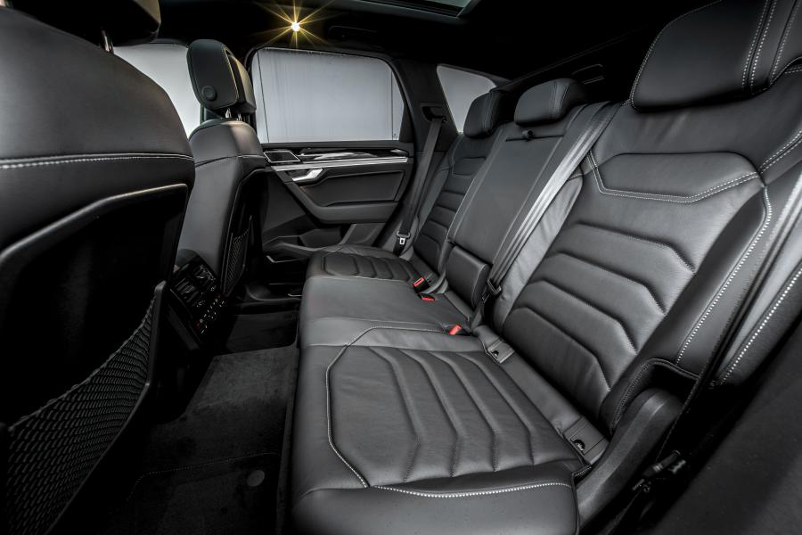 Интерьер Volkswagen Touareg R-Line Black Edition 2019 года  (UK) (фото 16 из 24)